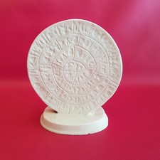 Reproduction du Disque de Phaistos en résine sur socle