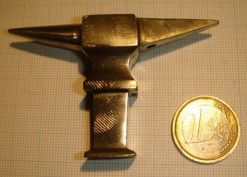 Ancienne petite enclume avec - ancienne,