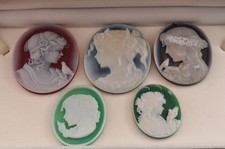 5 articles, camée en pierre vintage couleur vert rouge bleu, (total 229,5...