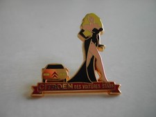 Pin's CITROEN des voitures STARS - Pin'up blonde signé Arthus Bertrand