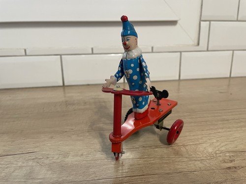 Clown sur trottinette tricycle - sur,