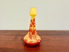 Emile Gallé : Ancien vase en verre multicouche dégagé à l'acide.