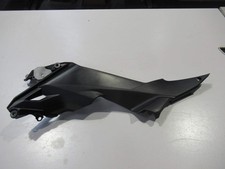 Plastique sous selle gauche