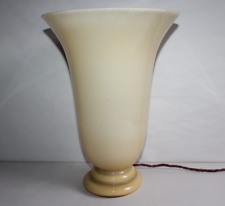 Lampe époque Art Déco en opaline forme vase hauteur 37.5 cm