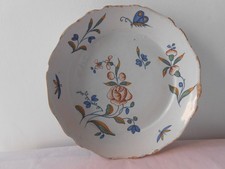 Ancienne assiette en céramique 18ème. Sud Ouest de la France. Insectes. Papillon