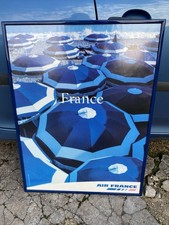 Ancienne grande affiche Air France sous cadre publicitaire parasols bleu vintage