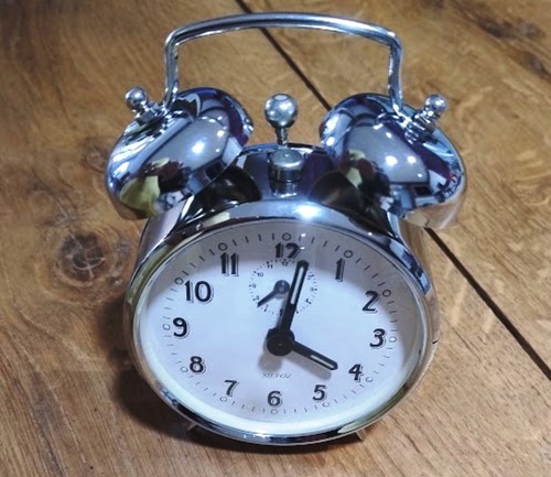 Ancien réveil mécanique tout