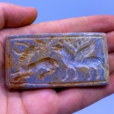 Superbe tablette en pierre ancienne combattant les animaux en taille-douce du...