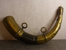ancienne grande poire a poudre en corne et laiton , nord afrique  (ch17)-