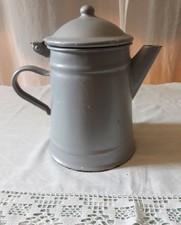 Petit pichet verseur en métal émaillé, repeint - Hauteur 19 cm