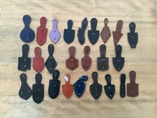 LOT DE 25 CUIRS POUR INSIGNE