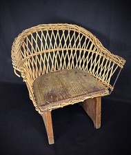 Ancien XXème fauteuil pour enfant en bois et osier ?