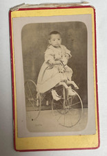 PHOTOGRAPHIE CDV CIRCA 1900 CONSTANTIN BERDAGUÉ ENFANT SUR SON TRICYCLE ANCIEN
