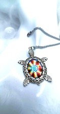 Collier FEMME Pendentif TORTUE Stylé. Washi Art JAPON -Décor Rosace SOLEIL