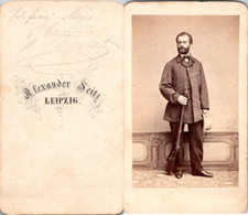 Alexander Seitz, Leipzig, Homme tenant un fusil de chasse Vintage CDV albumen ca