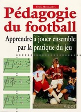 Pédagogie du football. Apprendre à jouer ensemble par la pratique du jeu, E. Mom