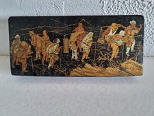 JAPON ANCIEN ,PLUMIER EN PAPIER MÂCHÉ LAQUÉ NOIRCI , DÉCOR DE SCÈNE DE PORTEURS