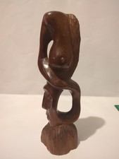 Statue sculpture africaine en bois — visage d’homme et femme nue stylisée — art