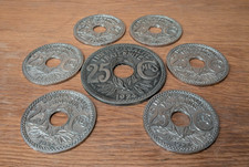 11 dessous de verres et 1 dessous de bouteille Pièce à trou 25 centimes