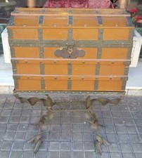 CONSOLE AVEC COFFRE. FER