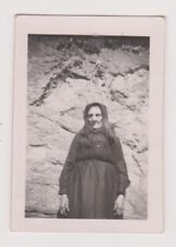 Photo rare ancienne vieille femme devant un mur de pierre ambiance vintage