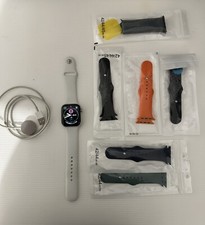 apple watch série 4 44mm GPS Cellulaire + Plusieurs Bracelets