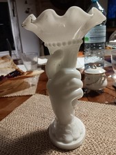 Vase cornet art nouveau en opaline blanche par Portieux