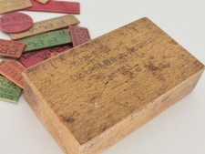 JETONS DE JEU EN BOIS DANS