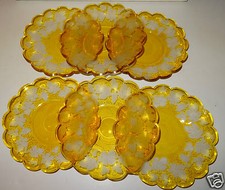 @ RARE LOT DE 6 ASSIETTES A DESSERT EN CRISTAL DECOR FEUILLE VIGNE ET RAISIN.