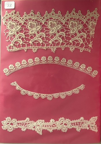 Dentelle ancienne sur carton - ,