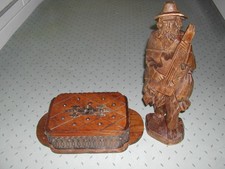 Petit coffret et musicien dans