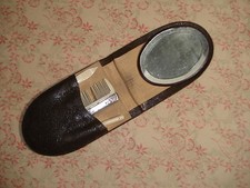 Petit Nécessaire de TOILETTE avec PEIGNE à Moustaches , cure-ongles, lime