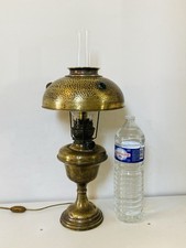 Lampe à pétrole Parisienne MATADOR électrifiée en laiton martelé, époque XIXe