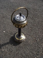 Cendrier poussoir sur pied