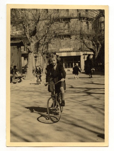 Petite fille vélo rue - petite,