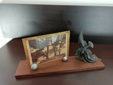 Porte photo ,orné d'une mouette en régule le socle est en bois exotique