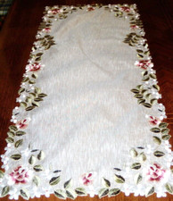 CHEMIN DE TABLE BRODE FLEURS  EN FILS SOYEUX SUR VOILE POLYESTER  40CM X 90***