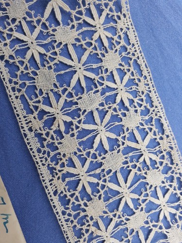 Très fine dentelle aux