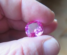 SAPHIR VERNEUIL ROSE  COUSSIN 14 x14 mm qualité joaillerie  12,40cts 