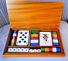 ANCIENNE ET BELLE BOITE DE JEUX EN BOIS  JETONS DES ET CARTES  QUASI NEUVE