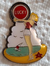 A25 Pin's Pins Pin épinglette Cigarette Tabac Femme Pin Up Lucky Strike