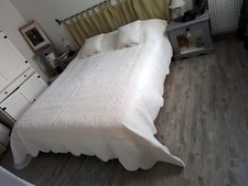 Couvre-lit de marque KASZER - couleur blanc cassé - Dimensions : 2,45 x 2,45 m