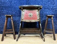 Bar et ses deux tabourets vintage de style médiéval en bois massif et fer