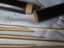 Porte -aiguilles à tricoter ancien + aiguilles + crochets os ou autre?