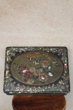 Coffret En Bois Laqué À Décor Floral Et Incrustation De Nacre
