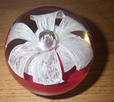 Sulfure / Presse papier fleur blanche sur fond rouge avec bulle centrale