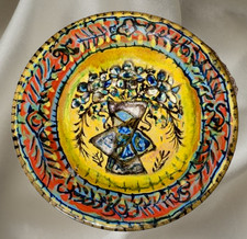 Assiette à décor de vase