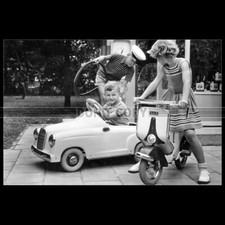 Photo A.033619 TORCK VESPA SCOOTER & PEDAL CAR 1957 CHILDREN TOYS
