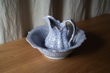 Ancien broc avec bassine