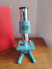 Microscope ancien de la marque Optico Paris, avec sa boîte de rangement